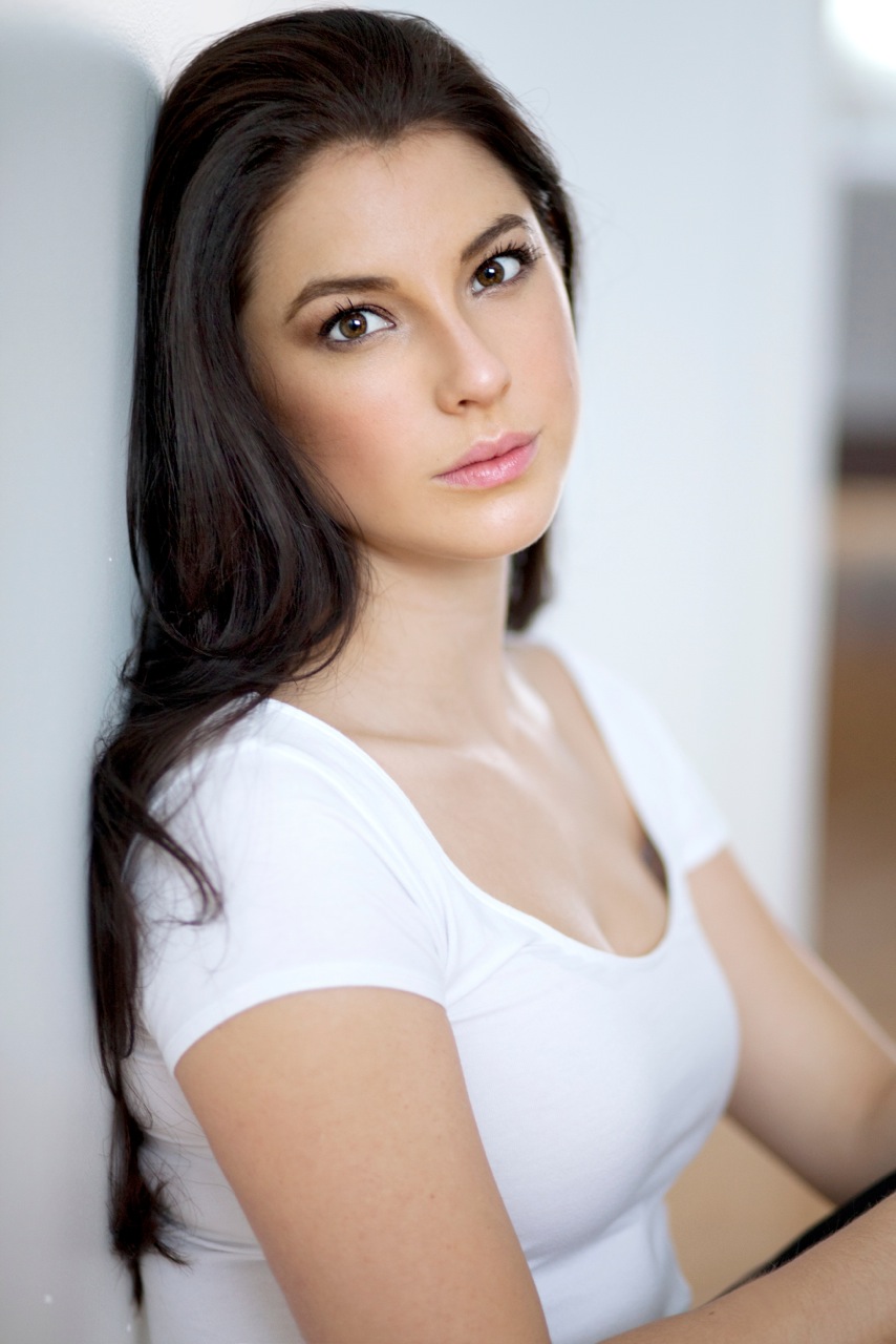 Mylène St-Sauveur en débardeur décolleté | Les Filles Sexy