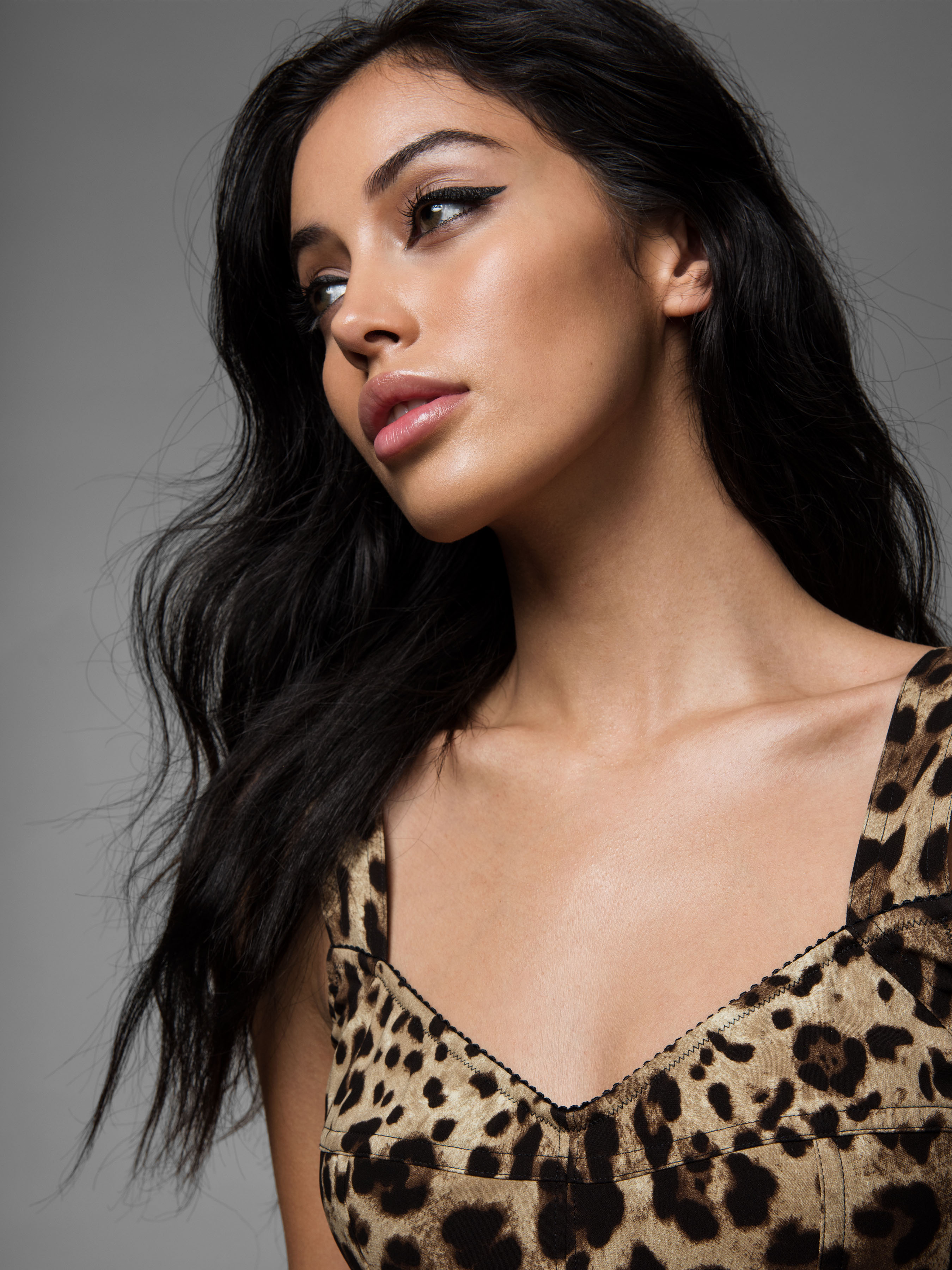 Cindy Kimberly en débardeur décolleté