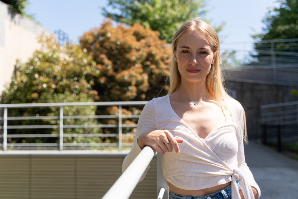Loriane Klupsch en débardeur décolleté