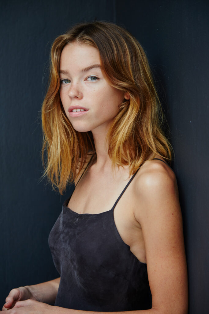 Milly Alcock en débardeur