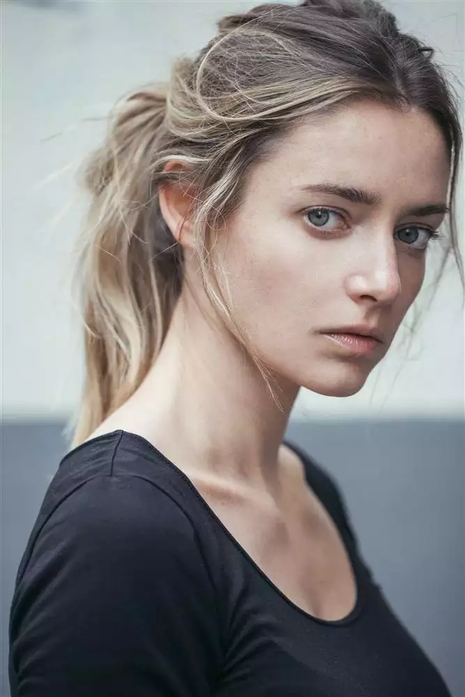 Murielle Huet des Aunay en débardeur