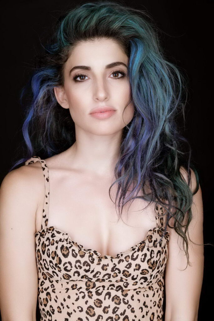 Tania Raymonde en débardeur décolleté