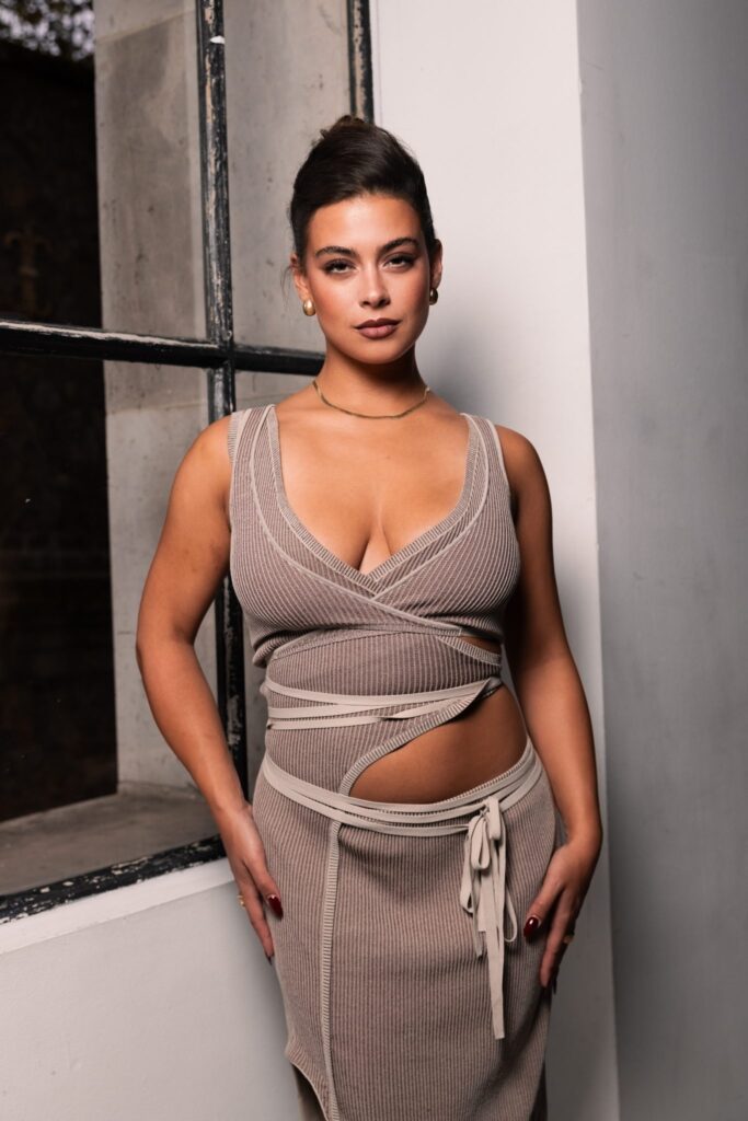 Jade Gattoni en robe très décolletée