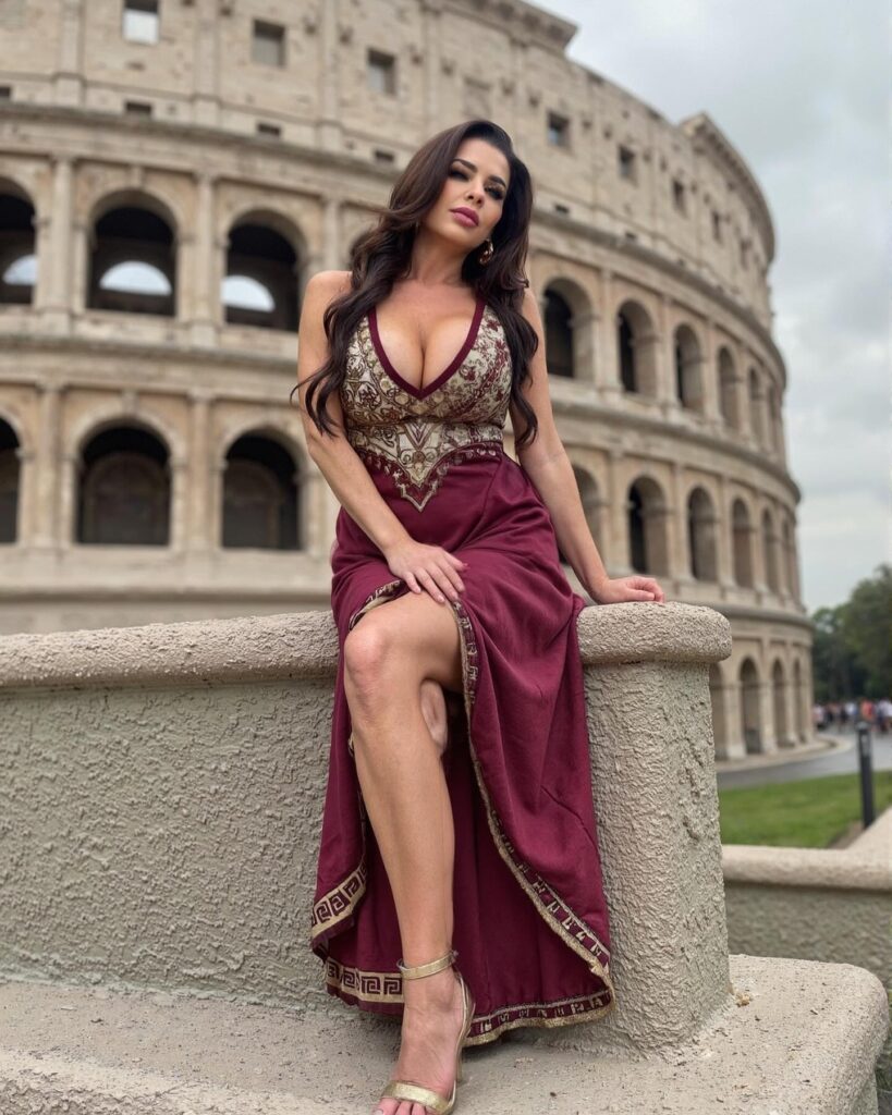 Veronica Avluv en robe décolletée
