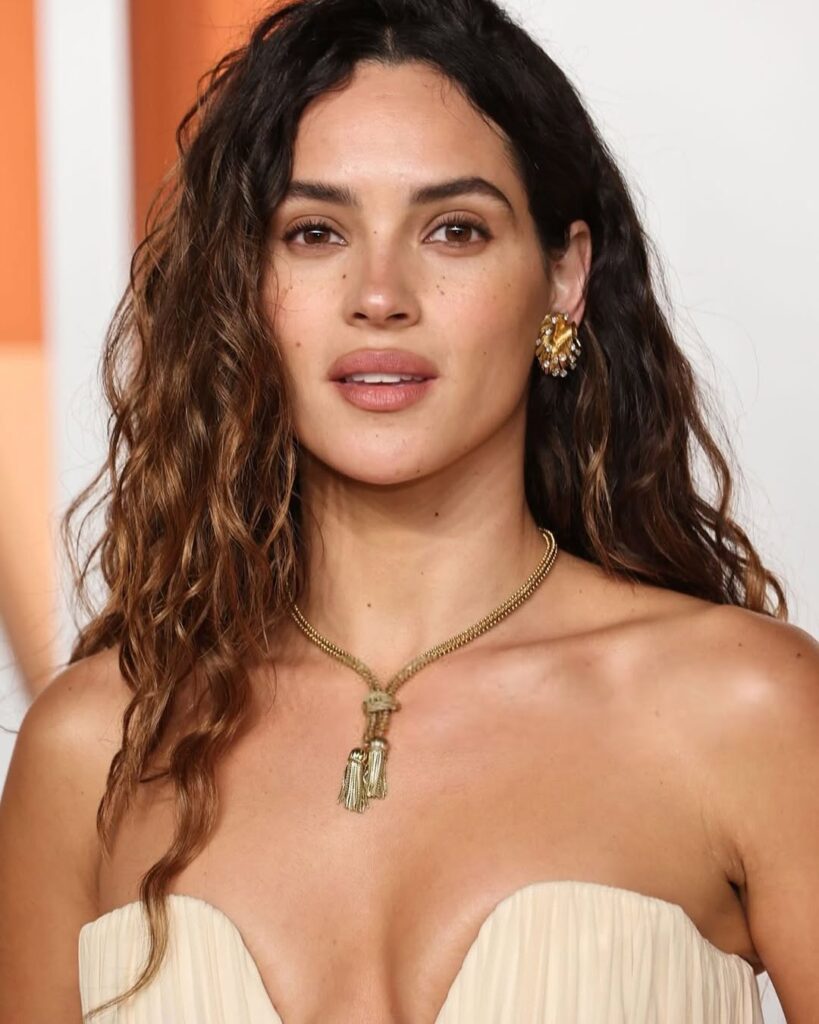 Adria Arjona en robe très décolletée