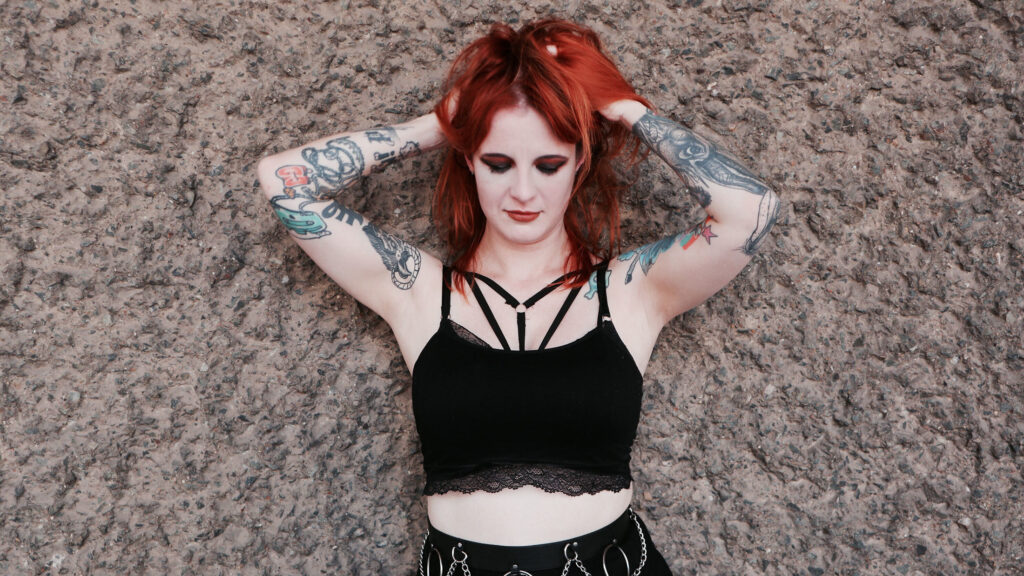 Serena Cherry en débardeur