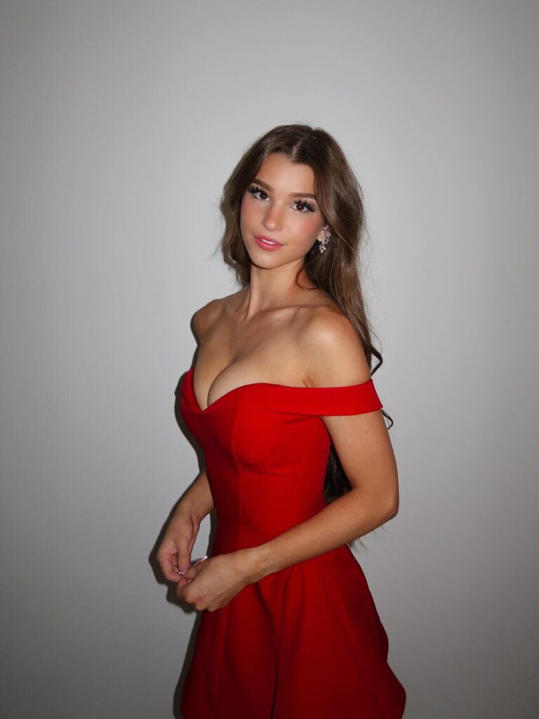Brooke Monk en robe très décolletée
