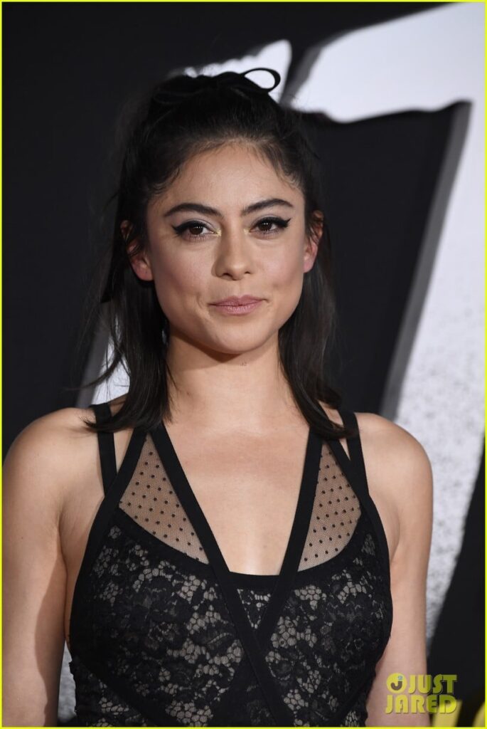 Rosa Salazar en robe de dentelle