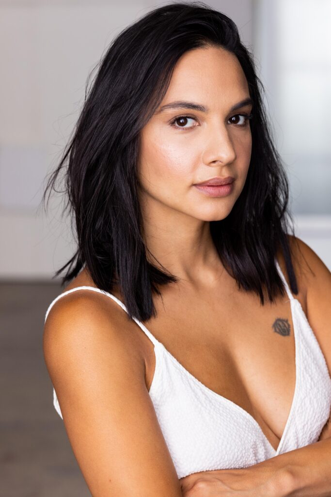 Jenna Jimenez en débardeur très décolleté