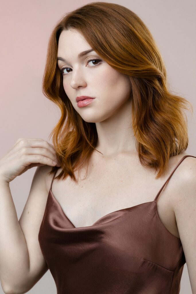 Jennifer Stone en robe décolletée